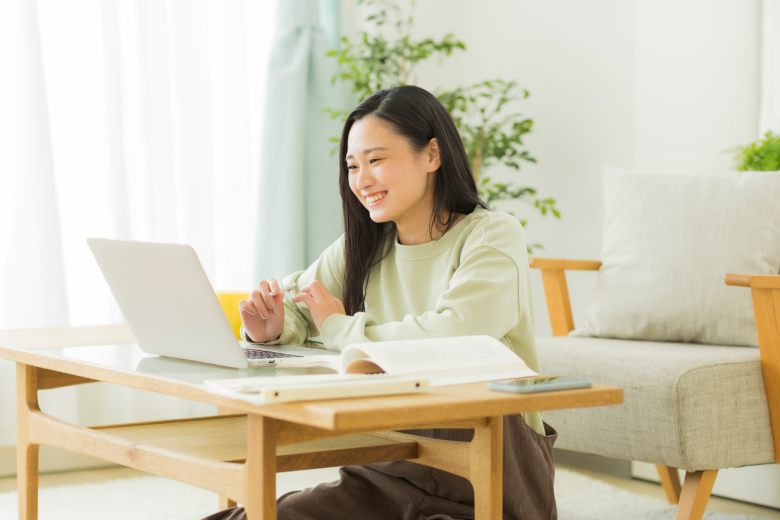 パソコンに向かって勉強をしている女性