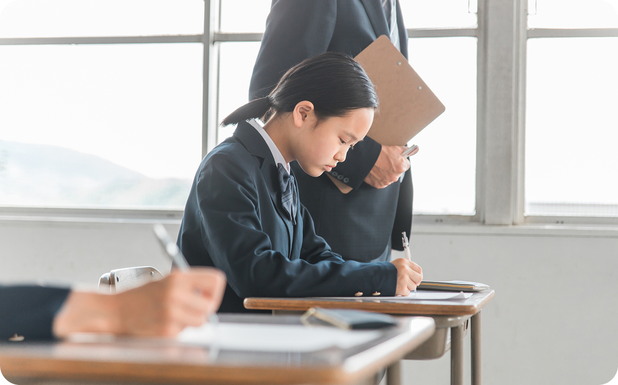 テストを受けている中学生